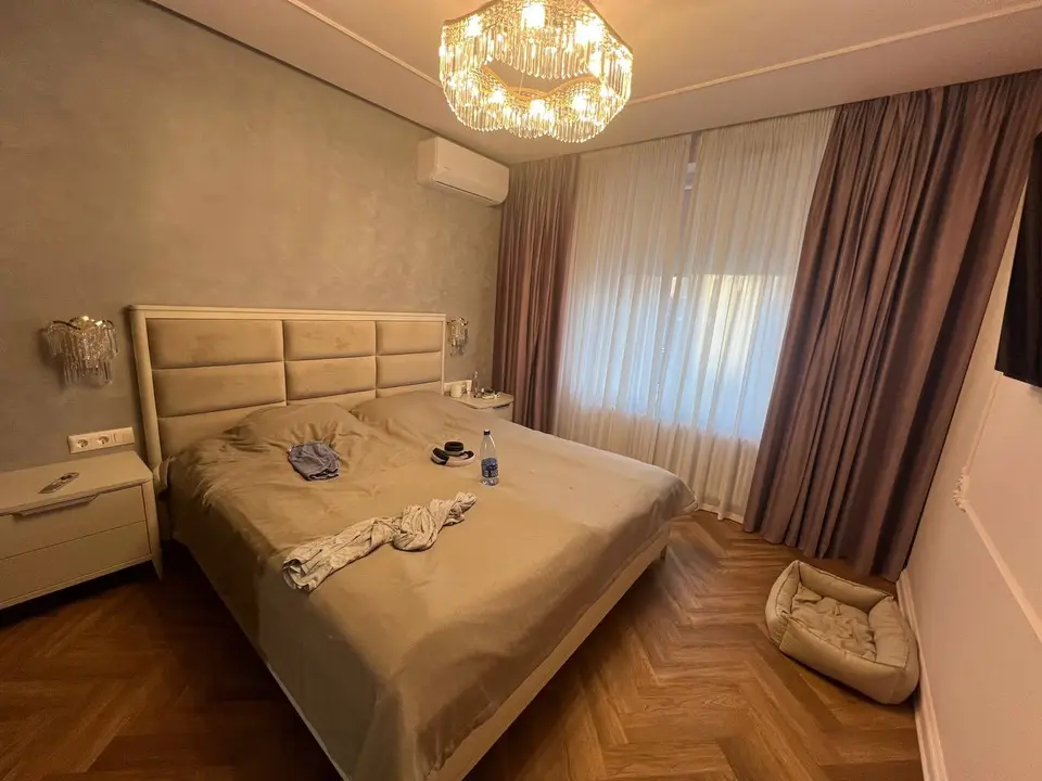 Фото интерьера до AI хоум-стейджинга